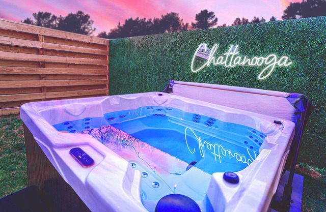 The Chic Escape | Mini Golf | Luxe Hot Tub | Games