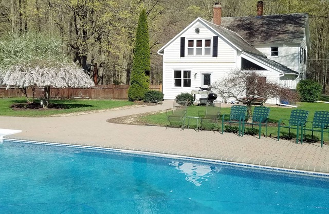 The Cliffview Farmhouse in the Heart of Horse Country!
