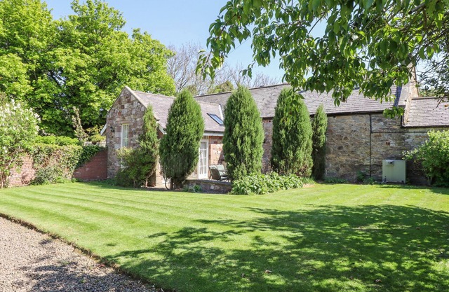 THE COACH HOUSE, pet friendly, luxury holiday cottage in Lowick