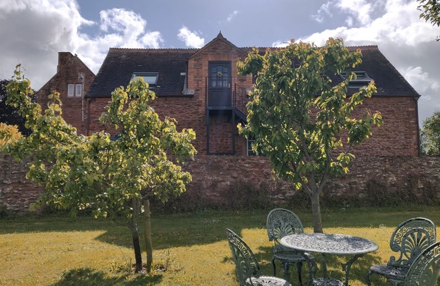 THE COACH HOUSE, character holiday cottage in Bridgwater