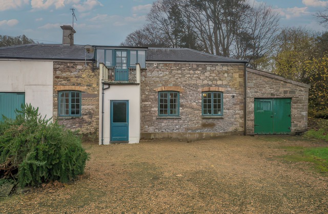 THE COACH HOUSE, pet friendly, character holiday cottage in Gilwern