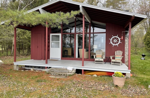 The Cottage on Lake Michigan –- huge sand beach, wooded lot, family friendly