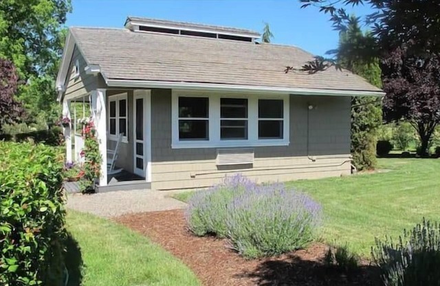 The Cottage: One bedroom w/mini fridge & private bath.