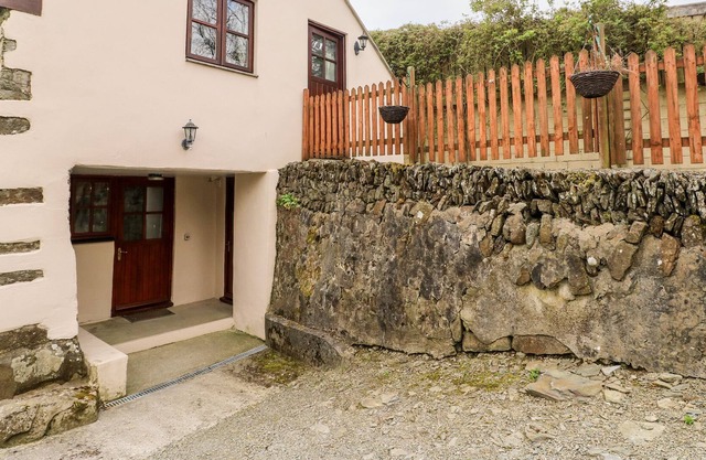 THE COTTAGE, pet friendly, character holiday cottage in Brynhoffnant