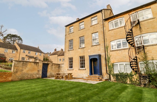 THE COURT HOUSE, pet friendly, character holiday cottage in Blockley