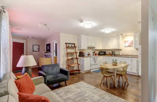 The Cozy Cottage - Walk to Local Favorites!