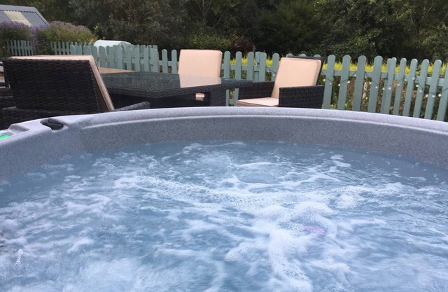 The Croft,Hot tub, .TV Bed, jacuzzi Bath & Wine Cooler Fridge.