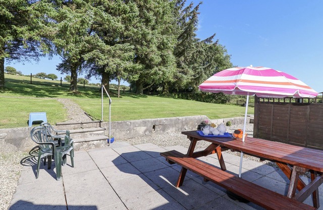 THE DAIRY, pet friendly, character holiday cottage in St Cleer