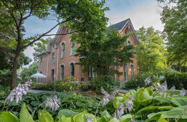 The Daisy Farm- A Victorian Manor on 79 acres w/vineyards, gardens & hot tub