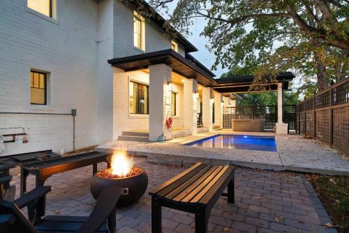 The Davis Luxury Retreat Villa 1-Block from Dolly