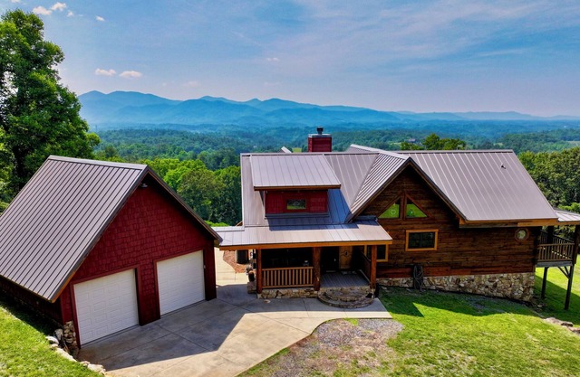 The Den at Bear Roots Tree Farm - 4-bedroom cabin with AC, WiFi in Mars Hill