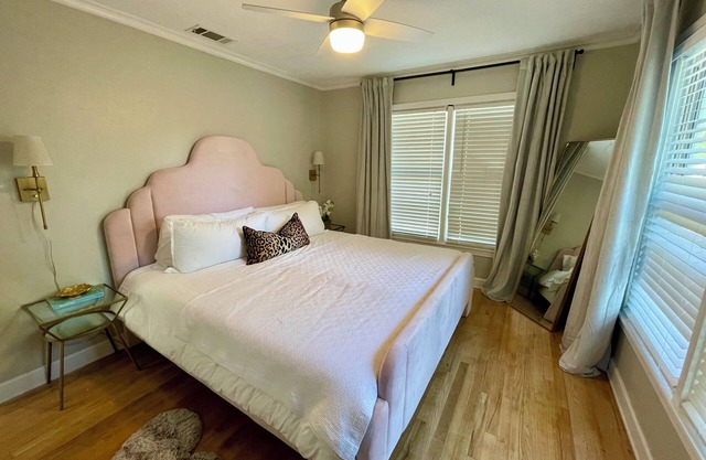 The Dreamhouse: Charming 2-story, 1-bedroom house in tranquil Sherman