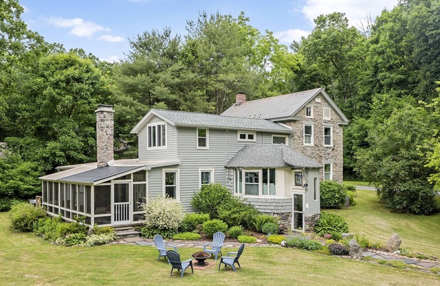 The Eclectic Shamba Inn -Private Creek Access / Sunroom / Firepit/ Dog Friendly