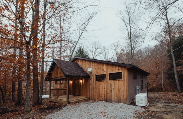 The Edge - Escape to The Edge Cabin in Hocking Hills, OH! This cozy retreat features a private hot tub, fire pit, gas grill, and more. Perfect for up to 6 guests, it’s minutes from hiking, waterfalls, and caves. Book your stay today!