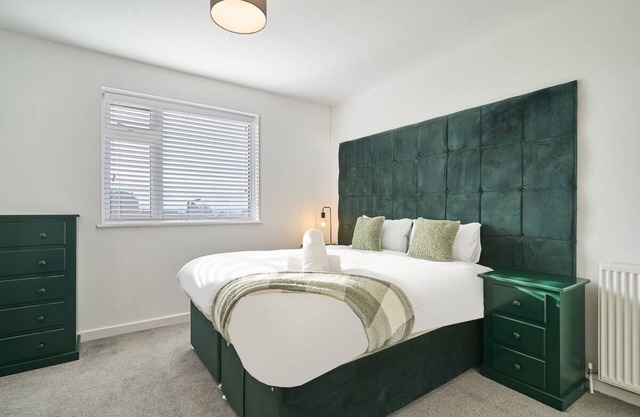 The Emerald | 6 Beds | Contractors | Free Parking