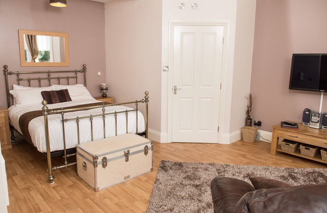 THE EMERALD SUITE, LUXURY STUDIO- THE JEWELLERY SUITES, BIRMINGHAM