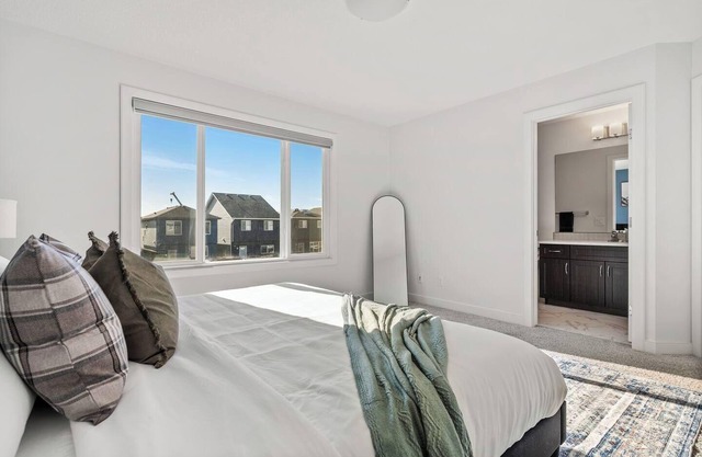 “The Escape” - Near Airport | King Bed | Garage