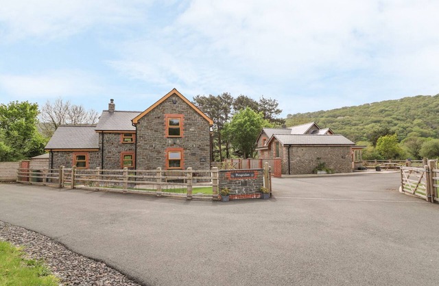 THE FARMHOUSE, family friendly, with hot tub in Capel Bangor