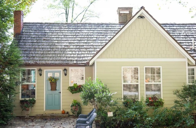 The Farmhouse - Mountain Vineyard Getaway on the Highlands Plateau