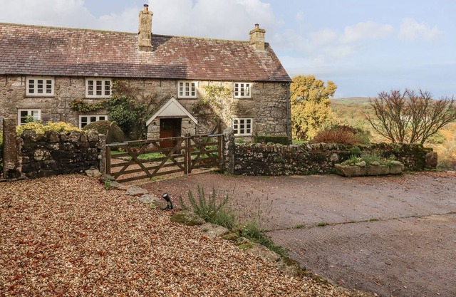 THE FARMHOUSE, pet friendly, with open fire in Moretonhampstead