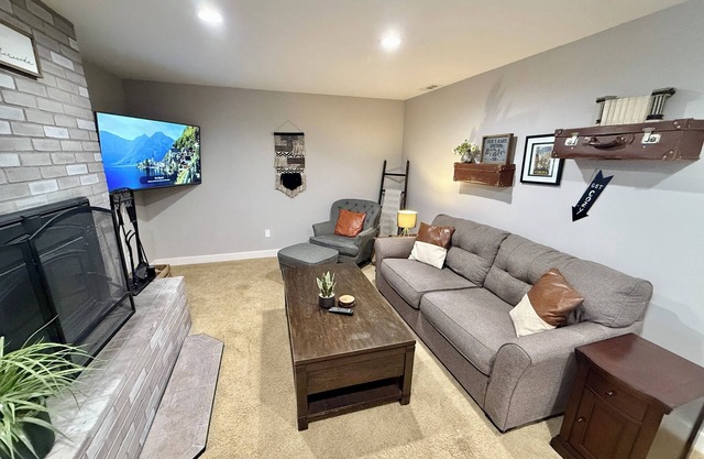 The Fireside Suite - Cozy - 2BR Home, Pet-Friendly