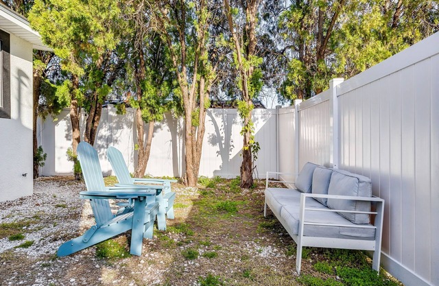 The four Suit Retreat- Elite Enclave 1 bed, 1 bath apartment with huge backyard
