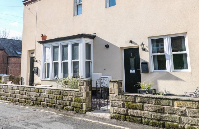 THE FOX HOUSE, pet friendly, with a garden in Belper