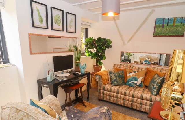 THE GARDEN FLAT, pet friendly, character holiday cottage in Blakeney