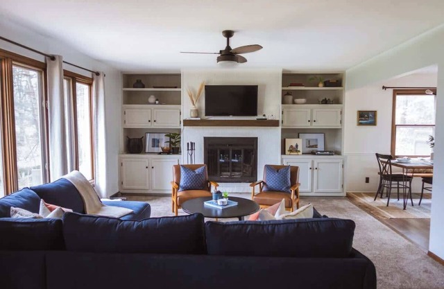 The Gem ✦ Close to Lakeshore Beaches + Game Room
