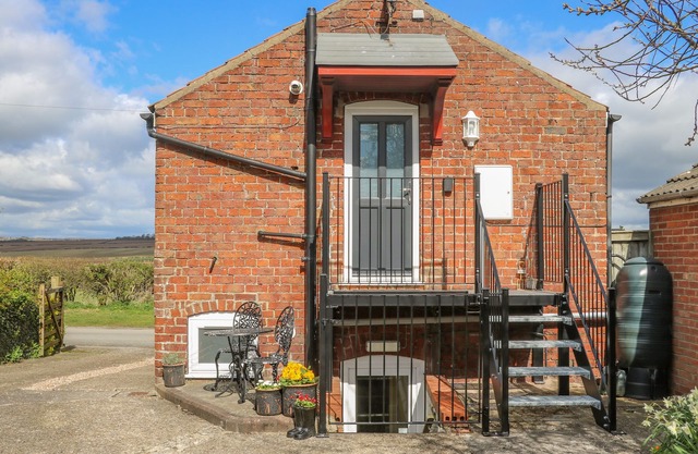 THE GRANARY, pet friendly, character holiday cottage in Wetwang