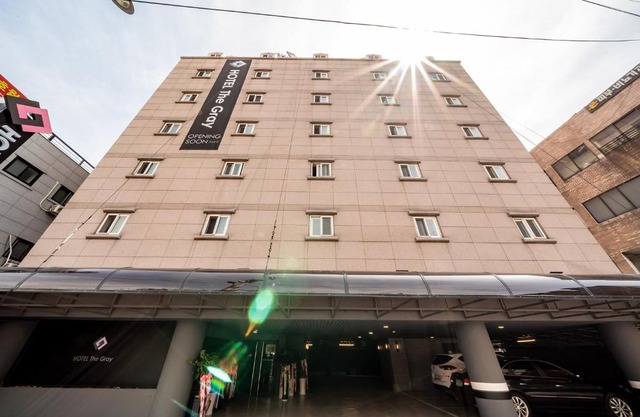 THE GRAY HOTEL