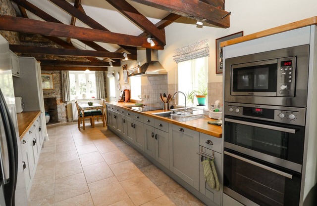 THE GROOM'S HOUSE, luxury holiday cottage in Callington