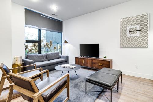 The Grove by AvantStay Stylish Group Stay with Private Bathrooms