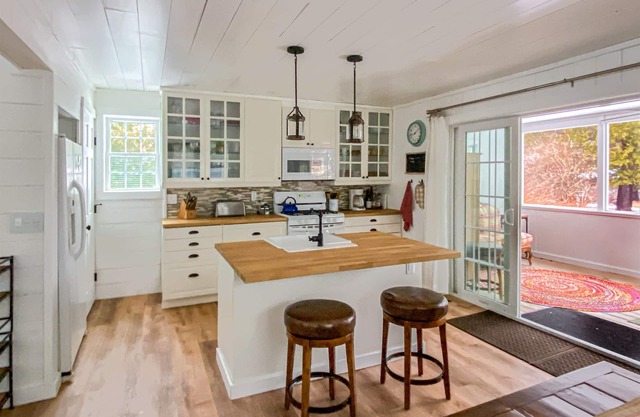 The Guest House — Bright, Artistic & Pet-Friendly