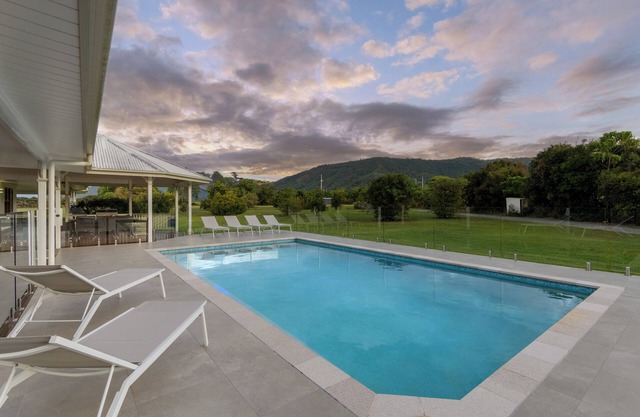 'The Hampton Lodge' with private heated pool on 25 acres