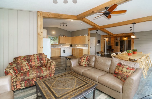 The Hatch - your family lakehouse retreat in Muskoka w/Sauna & Hot Tub
