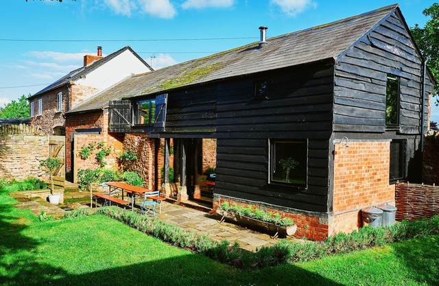 THE HAYLOFT, pet friendly, character holiday cottage in Ross-On-Wye