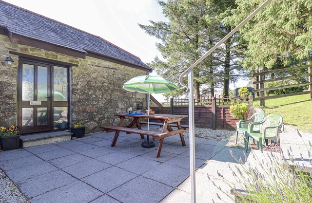 THE HAYLOFT, pet friendly, character holiday cottage in St Cleer