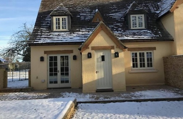 THE HENHOUSE, pet friendly, character holiday cottage in Tetbury
