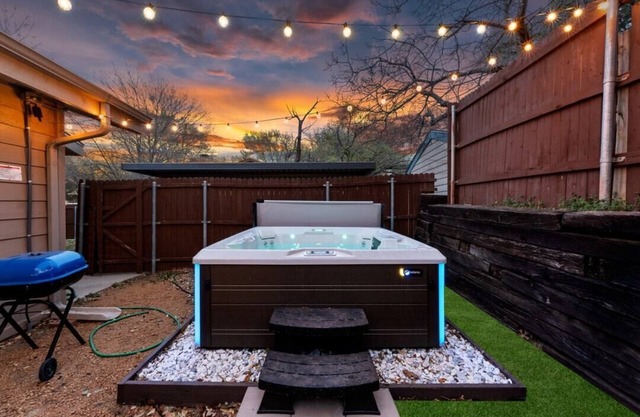 The Hidden Gem: Gig Speed Internet, Private Hot Tub, near DFW and major highways