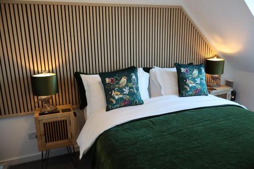 THE HIDEAWAY - LUXURY SELF CATERING COASTAL APARTMENT with PRIVATE ENTRANCE & KEY BOX ENTRY JUST A FEW MINUTES WALK TO THE BEACH, SOLENT WAY WALK, SHOPS and many EATERIES & BARS - FREE OFF ROAD PARKING,FULL KITCHEN, LOUNGE,BEDROOM , BATHROOM & WI-FI