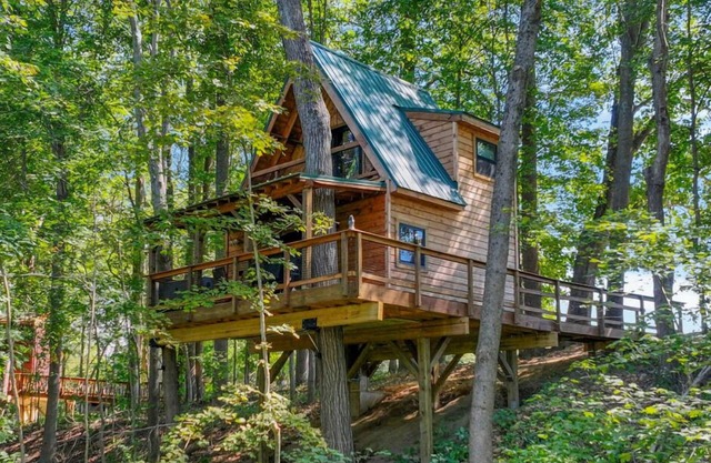 The Hocking Hills Treehouse