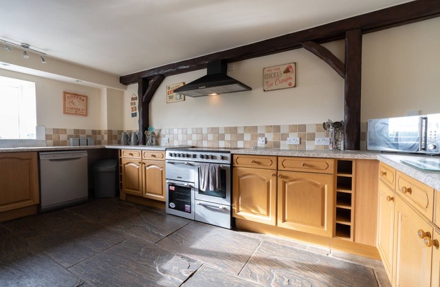 The Holmes Barn - Sleeps 16 - Peak district