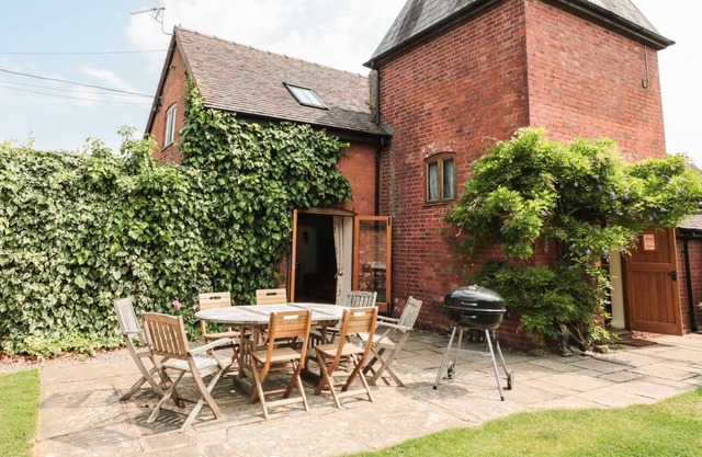 THE HOP KILN, pet friendly, with a garden in Tenbury Wells