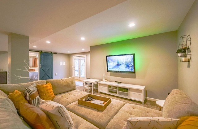 The Hummingbird Hideaway with a Hillside View