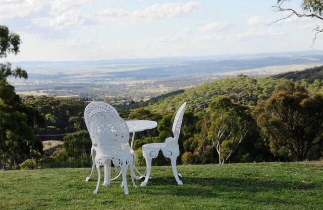 'The Hut' a Rural Getaway With Views to Die For.