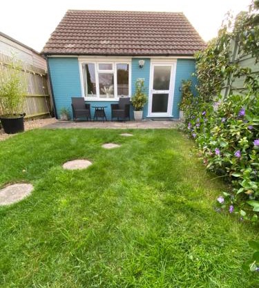 The Hut- Private 1 Bed Guesthouse in Lymington Town Centre, garden & parking