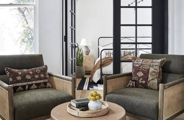 The Juliette - Stunning 1 Bedroom Steps from The Plaza, Free Parking