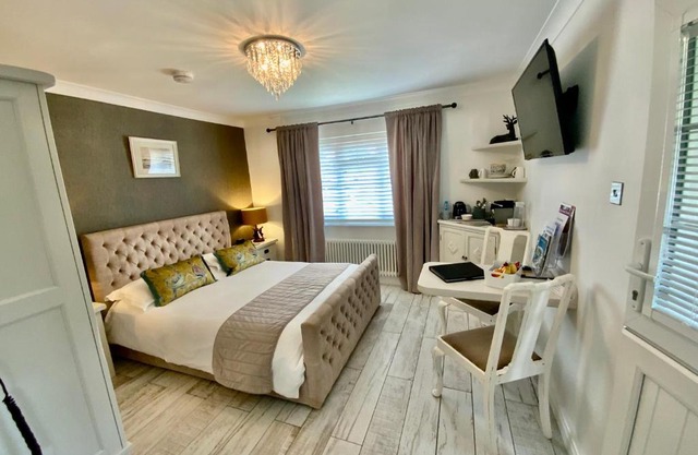 THE KNIGHTWOOD OAK a Luxury King Size En-Suite Space - LYMINGTON NEW FOREST with Totally Private Entrance - Key Box entry - Free Parking & Private Outdoor Seating Area - Town ,Shops , Pubs & Solent Way Walking Distance & Complimentary Breakfast Items