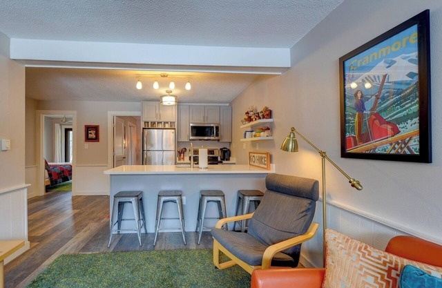 The Knotty Chipmunk - Cozy Condo - Sleeps 6